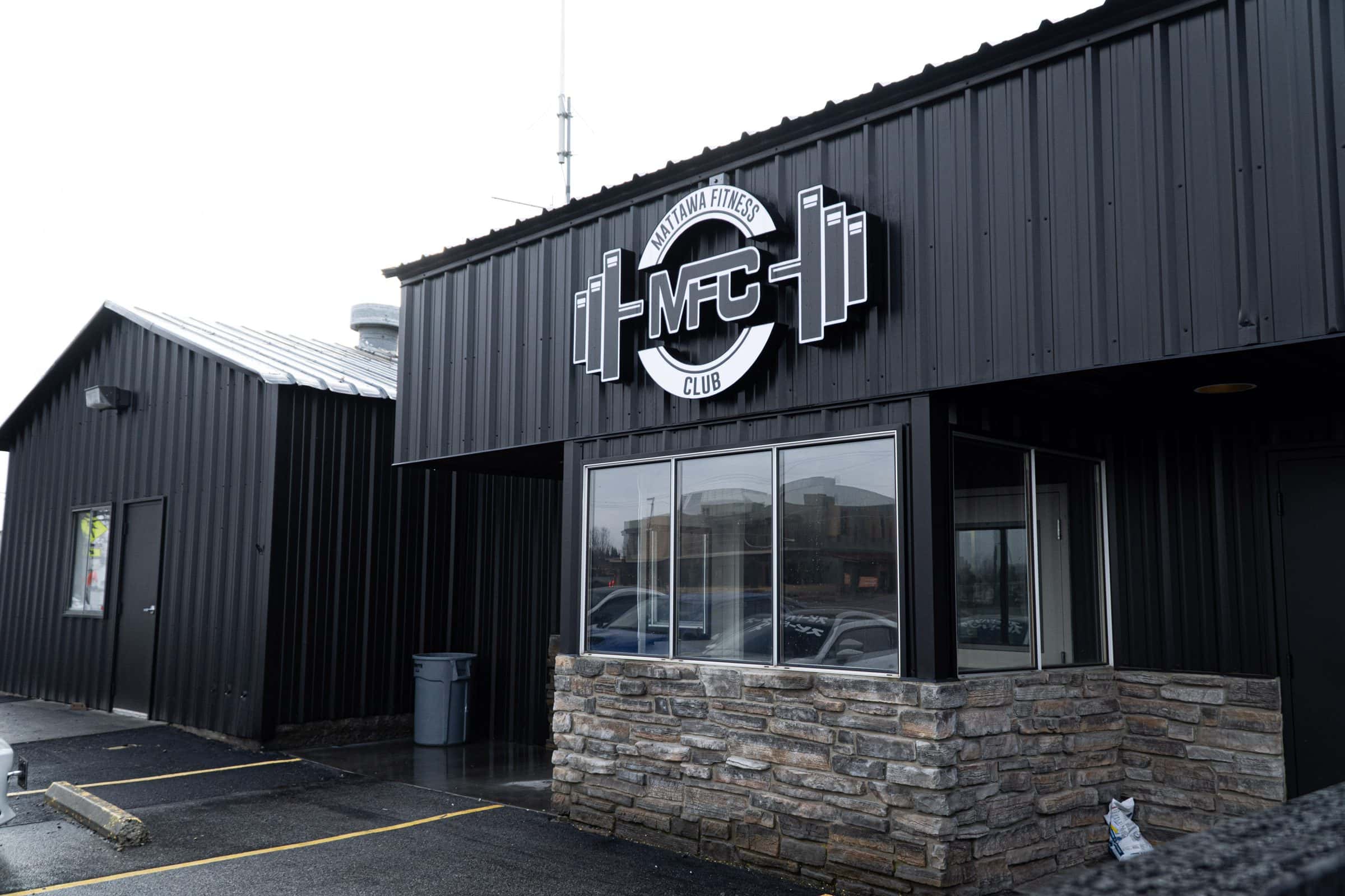 Afuera de Mattawa Fitness Club: edificio negro con el letrero de MFC sobre la entrada