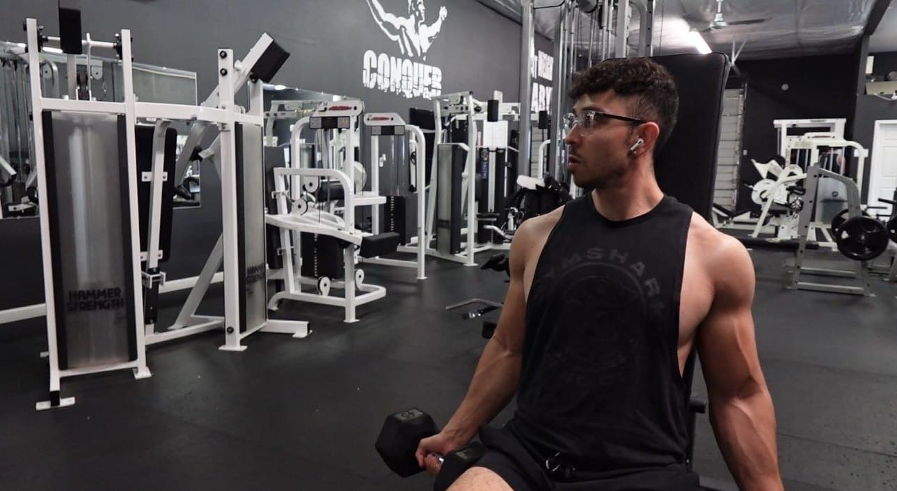 Hector Guerrero entrenando con una mancuerna en el gimnasio